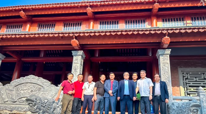 GS – TSKH – NGND Vũ Minh Giang – Chủ tịch HĐ dòng họ Vũ – Võ Việt Nam ghé thăm Công trình cải tạo khuôn viên Đền Nam Hải