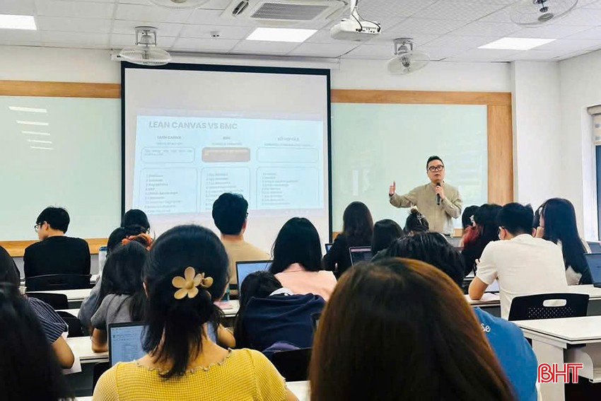 Anh Võ Quang Dũng chia sẻ với sinh viên Trường Đại học Ngoại thương về kỹ năng xây dựng chiến lược kinh doanh. Ảnh: NVCC.