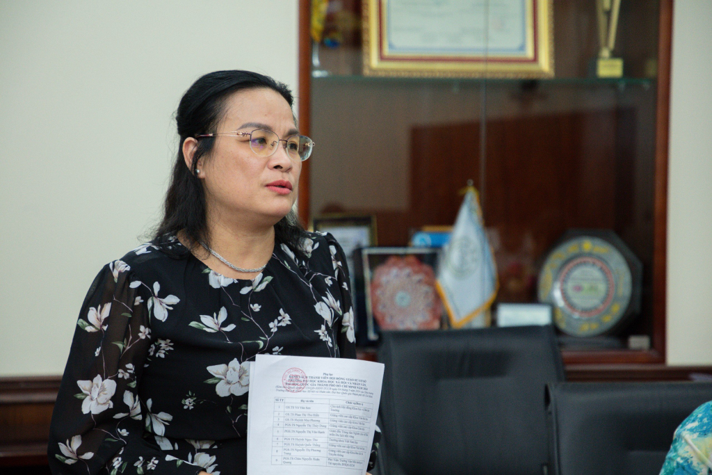 PGS.TS Ngô Thị Phương Lan đại diện Nhà trường đề xuất bầu các thành viên trong Hội đồng - Ảnh: Lý Nguyên